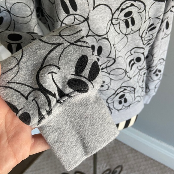 H&M + Disney crewneck sweatshirt - Picture 7 of 9